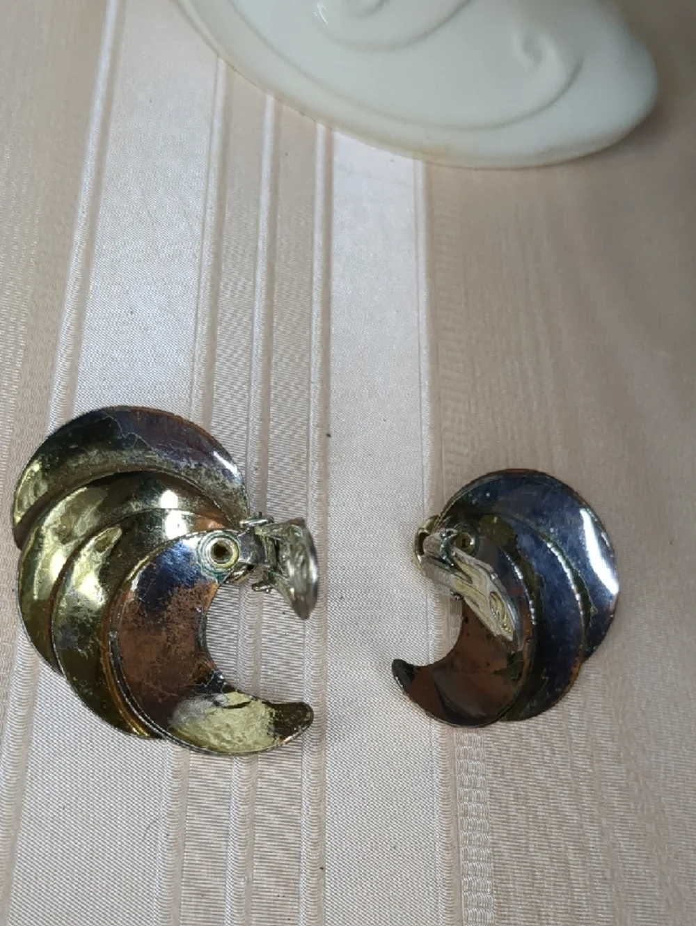 3/$15 Vintage 80s Gold Tone Fan Earrings Metal Sea Shell Style Clip-on